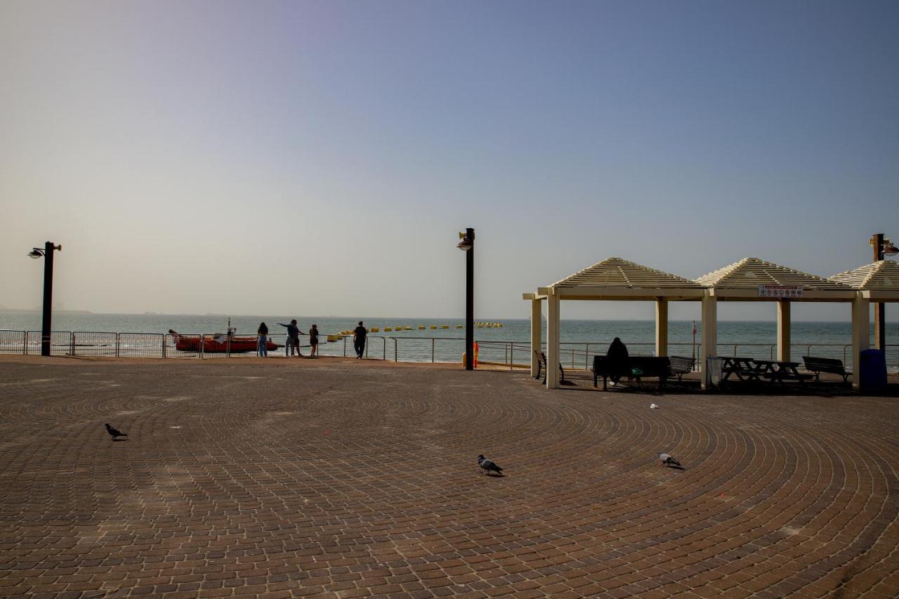 צימר על הים גקוזי ואירוח איכותי Oceanfront Beach House W Jacuzzi Haifa Exterior photo
